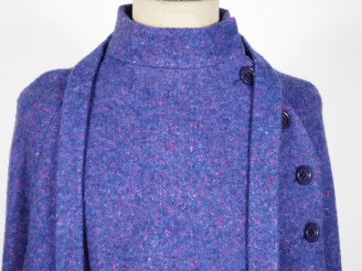 Vente aux enchères HOURIHAN Cape en laine (100%) chamarrée violette.  Ceinture, quatre bo
