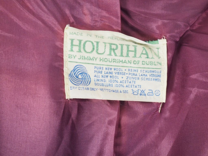 HOURIHAN Cape en laine (100%) chamarrée violette.  Ceinture, quatre bo