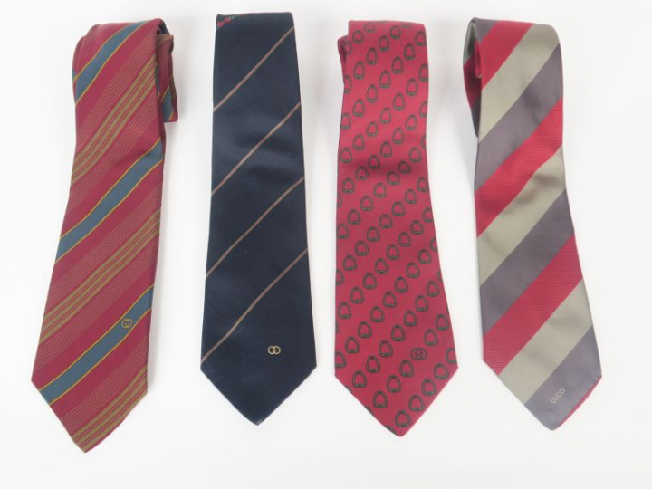 GUCCI Ensemble comprenant quatre différentes cravates.  (petites tâche