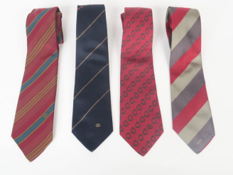 Vente aux enchères GUCCI Ensemble comprenant quatre différentes cravates.  (petites tâche