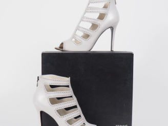 Vente aux enchères Gianfranco FERRE Paire de sandales montantes à talon en cuir gris clai