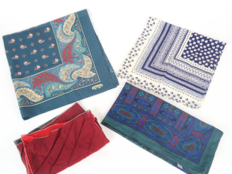 Vente aux enchères Ensemble comprenant quatre différents foulards en coton.  (quelques tâ