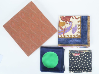 Vente aux enchères Ensemble comprenant :  - un petit carré de soie Lolita LEMPICKA, à déc