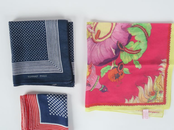 Ensemble comprenant :  - un foulard Pierre BALMAIN probablement en cot