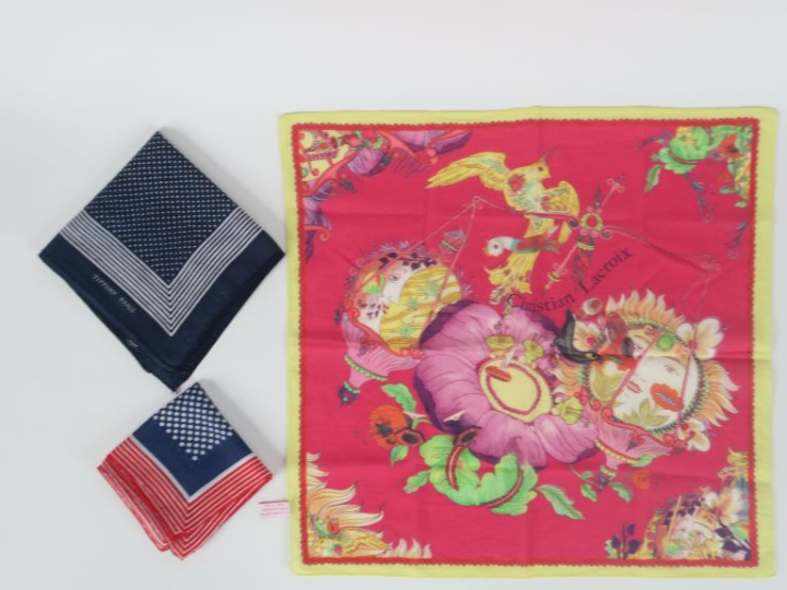 Ensemble comprenant :  - un foulard Pierre BALMAIN probablement en cot