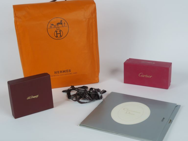 Ensemble comprenant :  - une boite Cartier - une boite Dupont - un sac
