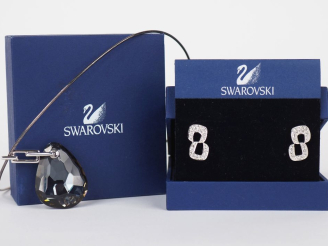 Vente aux enchères SWAROVSKI Ensemble comprenant :  - un pendentif en métal et pierre fan