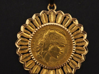 Vente aux enchères Ravissant pendentif en or jaune 750 en forme de fleur, serti en son ce