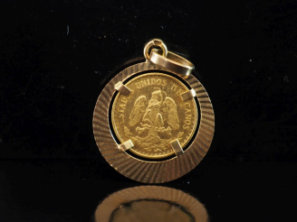 Vente aux enchères Pendentif en or jaune 750, serti en son centre d'une pièce de deux pes