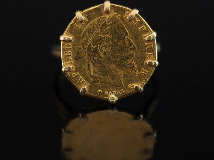 Bague en or jaune 750, sertie en son centre d'une pièce de 10 Francs o