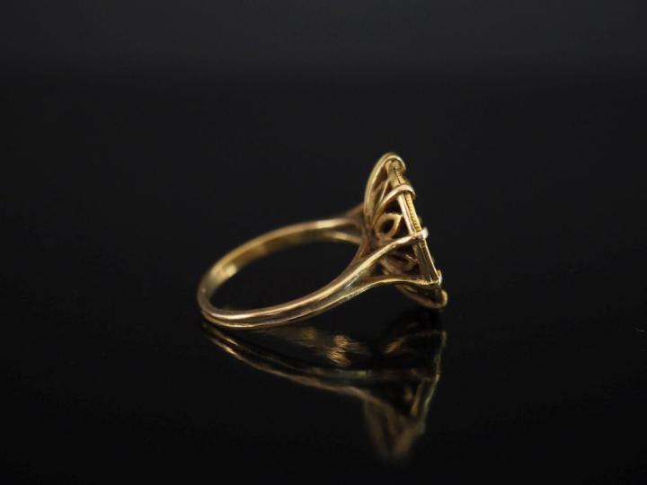 Bague en or jaune 750, sertie en son centre d'une pièce de 10 Francs o