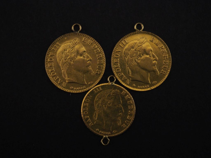 Ensemble comprenant :  - deux différents pendentifs en or jaune 750, s