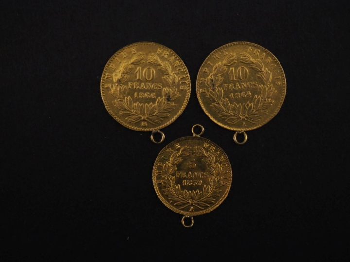 Ensemble comprenant :  - deux différents pendentifs en or jaune 750, s