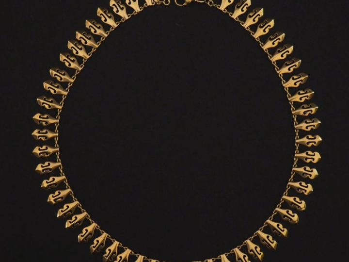 Collier draperie en or jaune 750, composé de maillons ajourés en pende