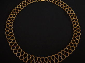 Vente aux enchères Collier en or jaune 750, à décor de motifs torsadés et ajourés disposé