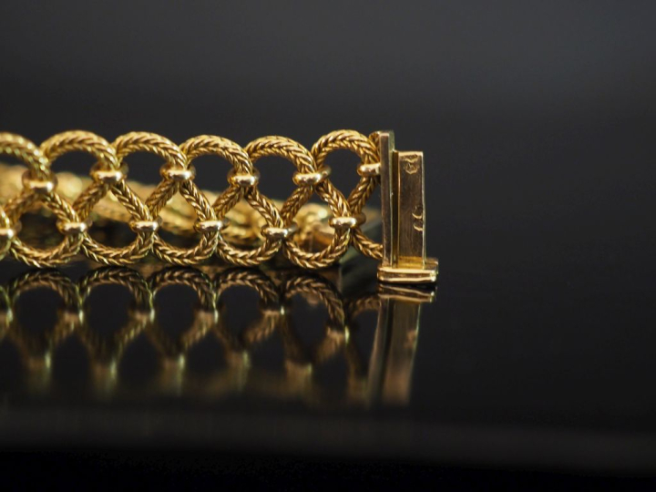 Collier en or jaune 750, à décor de motifs torsadés et ajourés disposé