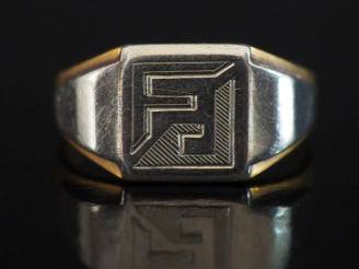 Vente aux enchères Bague de forme chevalière deux tons d'or 750, à décor de monogramme.  
