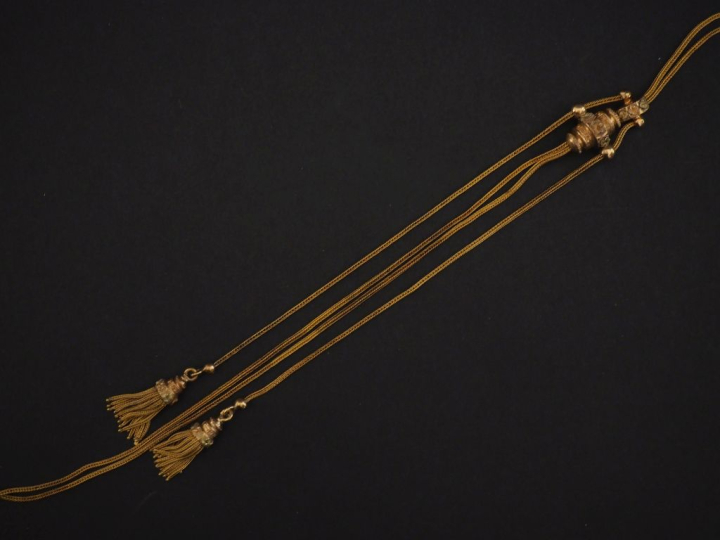 Giletière Napoléon III en or jaune 750, ornée de deux pompons et agrém