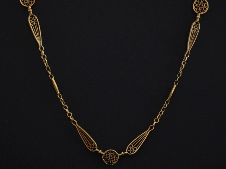 Collier souple en or jaune 750, à décor de maillons ajourés à décor fi