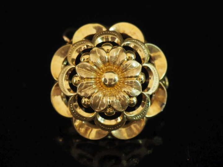 Broche Napoléon III en or jaune 750, à décor ajouré de fleur.  Diam. 3