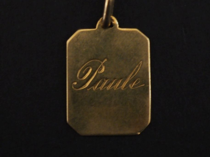Pendentif rectangulaire à pans coupés en or jaune 750.  Gravé "Paule".