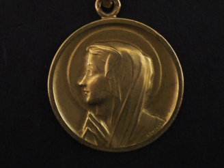 Vente aux enchères Médaille religieuse en or jaune 750, figurant la Sainte Vierge de prof