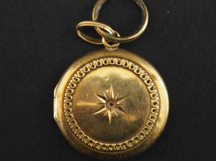 Pendentif porte-photo en or jaune 750, à décor de motif rayonnant sur 
