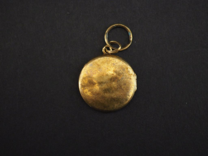Pendentif porte-photo en or jaune 750, à décor de motif rayonnant sur 