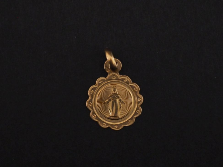 Petite médaille religieuse en or jaune 750, figurant la Sainte Vierge 