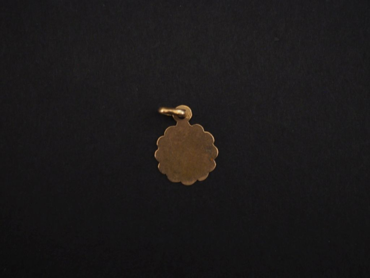 Petite médaille religieuse en or jaune 750, figurant la Sainte Vierge 