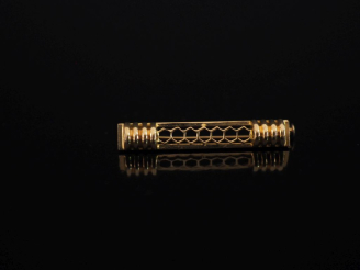 Vente aux enchères Petite broche barrette en or jaune 750, à décor ajouré agrémenté de pa