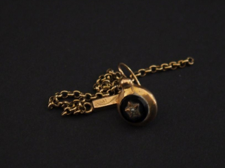 Vente aux enchères Elément de bracelet en or jaune 750.  Poids. 1,42 g  (accidenté) On y 