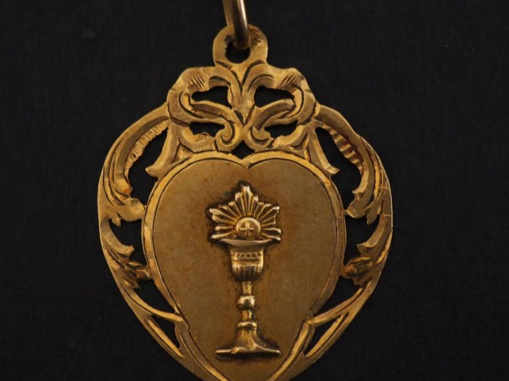 Pendentif religieux en forme de coeur or jaune 750, à décor ajouré de 