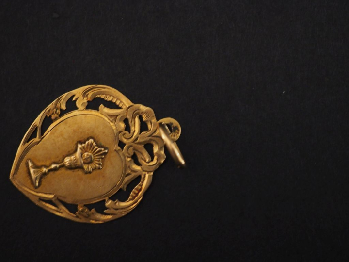 Pendentif religieux en forme de coeur or jaune 750, à décor ajouré de 