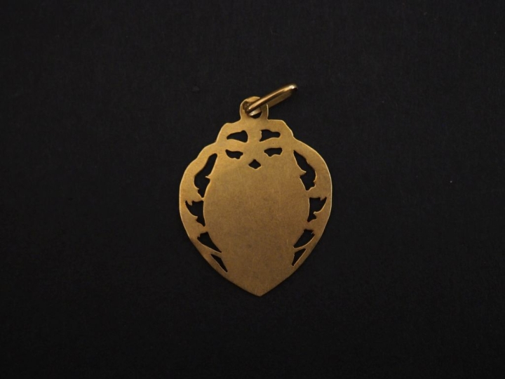 Pendentif religieux en forme de coeur or jaune 750, à décor ajouré de 