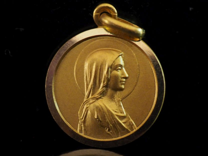 Petite médaille religieuse en or jaune 750, figurant une Sainte Vierge