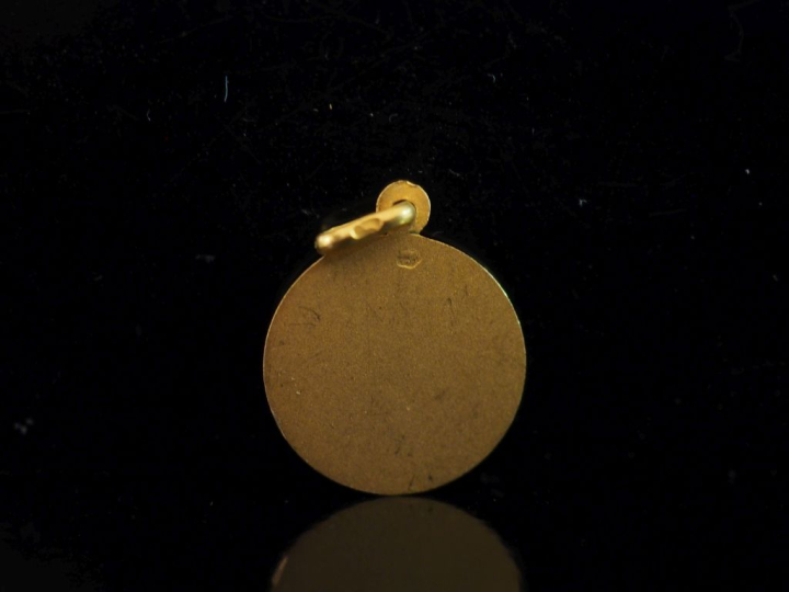 Petite médaille religieuse en or jaune 750, figurant une Sainte Vierge