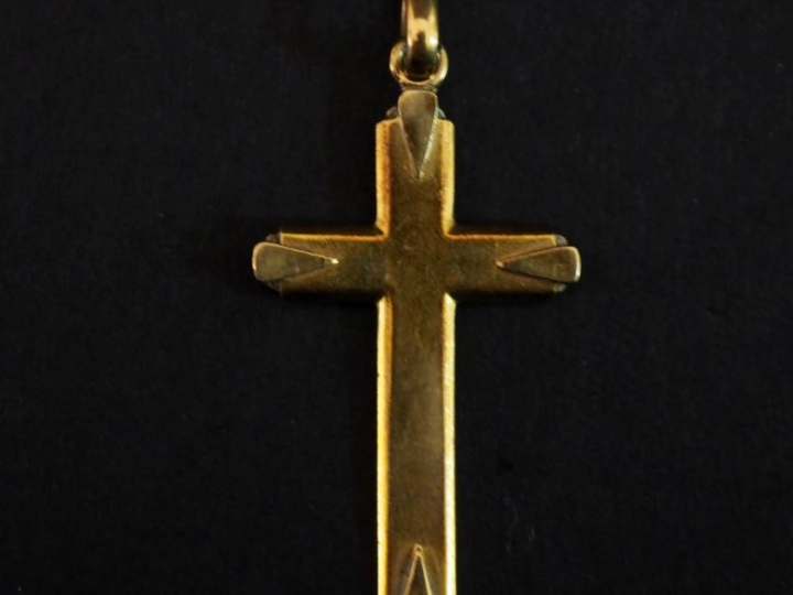 Pendentif en or jaune 750, en forme de croix. 3,1 x 1,9 cm Poids. 2,79
