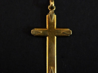 Vente aux enchères Pendentif en or jaune 750, en forme de croix. 3,1 x 1,9 cm Poids. 2,79