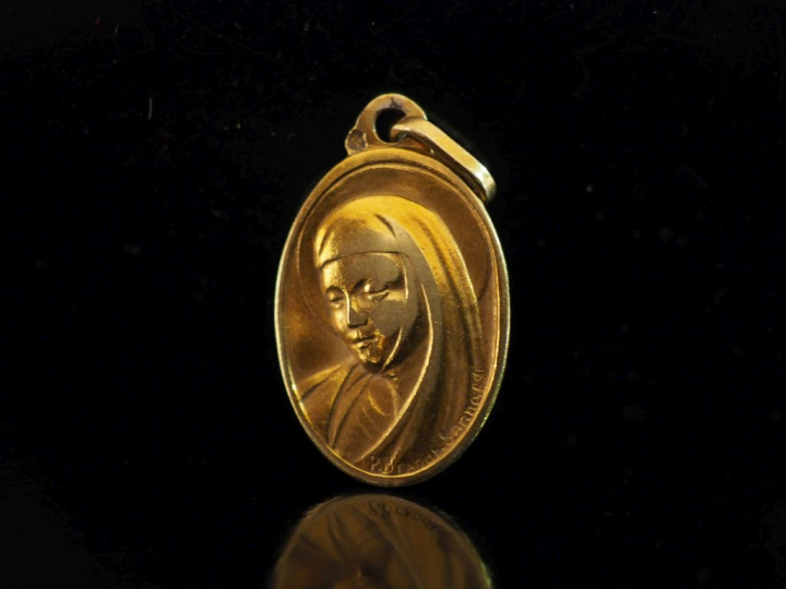 Médaille religieuse de forme ovale en or jaune 750, figurant la Sainte