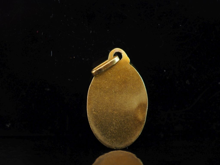 Médaille religieuse de forme ovale en or jaune 750, figurant la Sainte