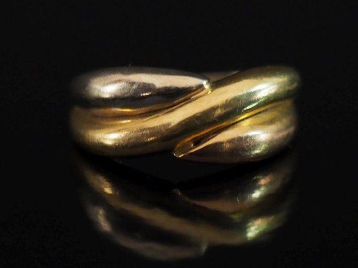 Bague trois tons d'or 750 de forme stylisée.  TDD. 49 Poids. 3,03 g   