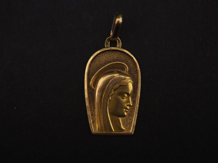 Médaille religieuse en or jaune 750, figurant la Sainte Vierge de prof