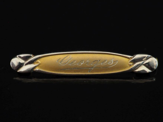 Vente aux enchères Broche barette en or 750, marquée "Georges". Long. 3,2 cm Poids. 1,03 
