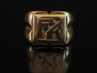 Vente aux enchères Bague de forme chevalière en or jaune 750, à décor de monogramme.  TDD