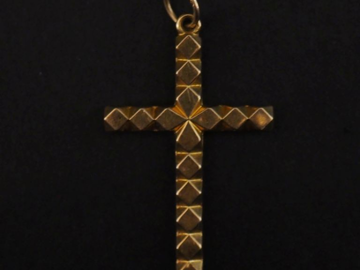 Pendentif en or jaune 750, en forme de croix, à décor de motifs géomét