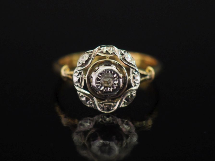 Petite bague en or jaune 750, sertie en son centre d'un éclat à l'imit