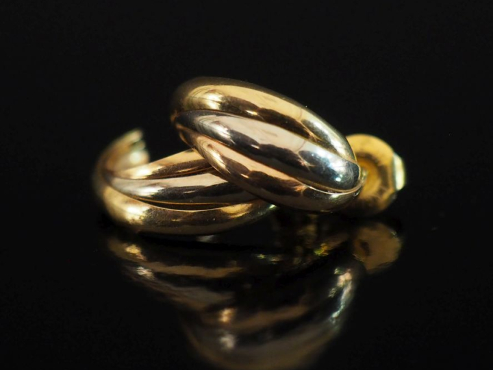 Paire de demi créoles trois tons d'or 750.  H. 1,5 cm Poids. 1,67 g   