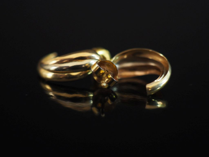 Paire de demi créoles trois tons d'or 750.  H. 1,5 cm Poids. 1,67 g   