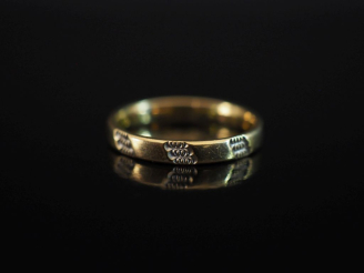 Vente aux enchères Alliance en or 750, à décor de petits godrons.  TDD. 54 Poids. 2,92 g 